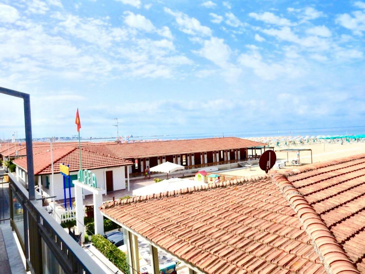 Ferienwohnung Attico Al Mare Viareggio Exterior foto