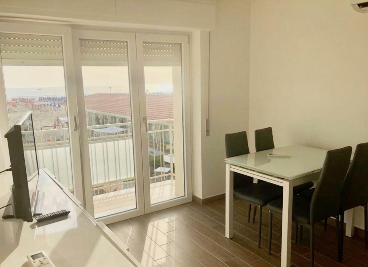 Ferienwohnung Attico Al Mare Viareggio Exterior foto